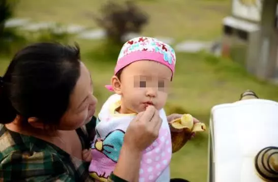 在女婿家帶孩子,每月沒有一分生活費,三年後他卻給了張返程票!