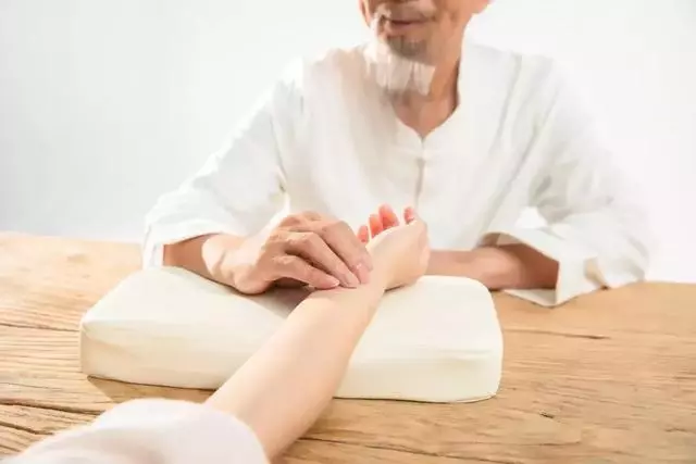 為什麼中醫在手腕上按一會就知道病人得了什麼病?看看吧!