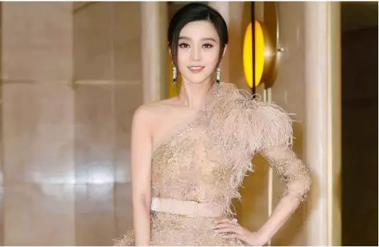 房祖名對范冰冰的稱呼,直接暴露她和成龍的關系,網友:關系好亂