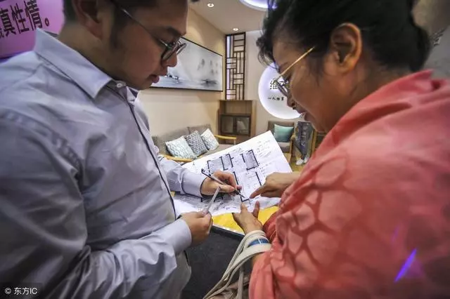 過年單位發兩萬年終獎,我偷偷給母親五千,隔天我的婚姻結束了