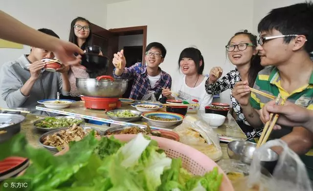 過年單位發兩萬年終獎,我偷偷給母親五千,隔天我的婚姻結束了