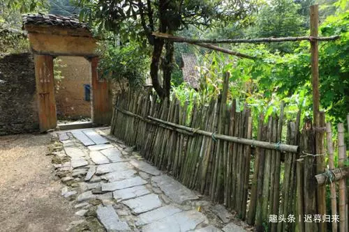 丈夫去世後,妻子10年沒有出過屋,村民打開門後,癱在地上