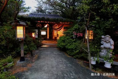丈夫去世後,妻子10年沒有出過屋,村民打開門後,癱在地上