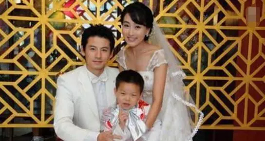 哥哥去世後,我和老婆帶大了侄兒,侄兒結婚時卻拉著我老婆上台!