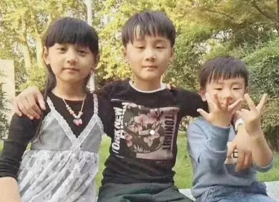 哥哥去世後,我和老婆帶大了侄兒,侄兒結婚時卻拉著我老婆上台!