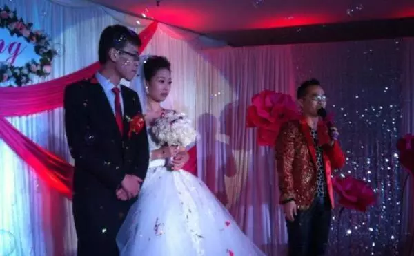 哥哥去世後,我和老婆帶大了侄兒,侄兒結婚時卻拉著我老婆上台!