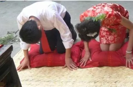 哥哥去世後,我和老婆帶大了侄兒,侄兒結婚時卻拉著我老婆上台!