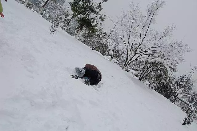 老公酒後猝死,痴心愛人抱著屍體不願下葬,村民推開門後楞在當場