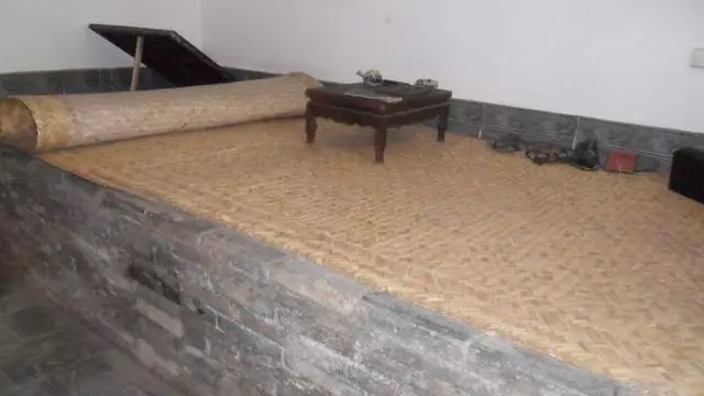 老公酒後猝死,痴心愛人抱著屍體不願下葬,村民推開門後楞在當場