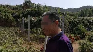 老公酒後猝死,痴心愛人抱著屍體不願下葬,村民推開門後楞在當場