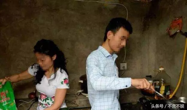 年輕小伙愛上50歲大媽,在同居一晚上後,第二天小伙欲哭無淚.......