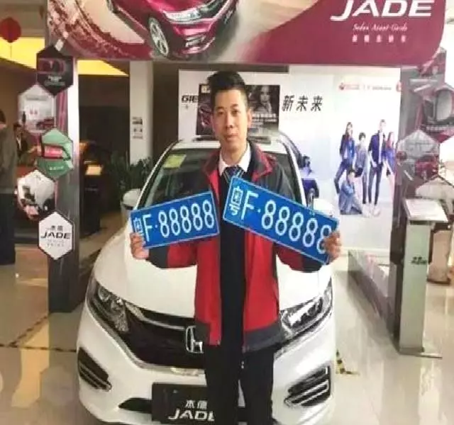 廣東富豪男子花217萬搶下車牌88888,當人們看到他的跑車時愣住了