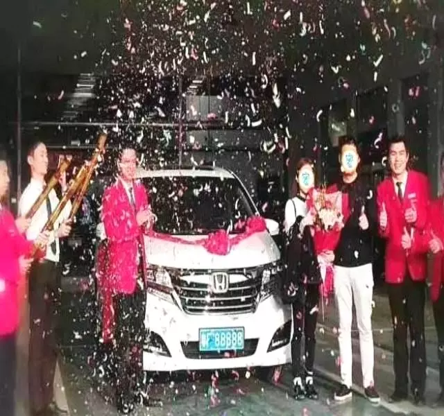 廣東富豪男子花217萬搶下車牌88888,當人們看到他的跑車時愣住了