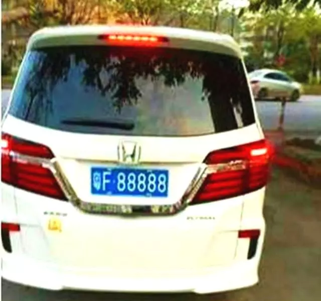 廣東富豪男子花217萬搶下車牌88888,當人們看到他的跑車時愣住了