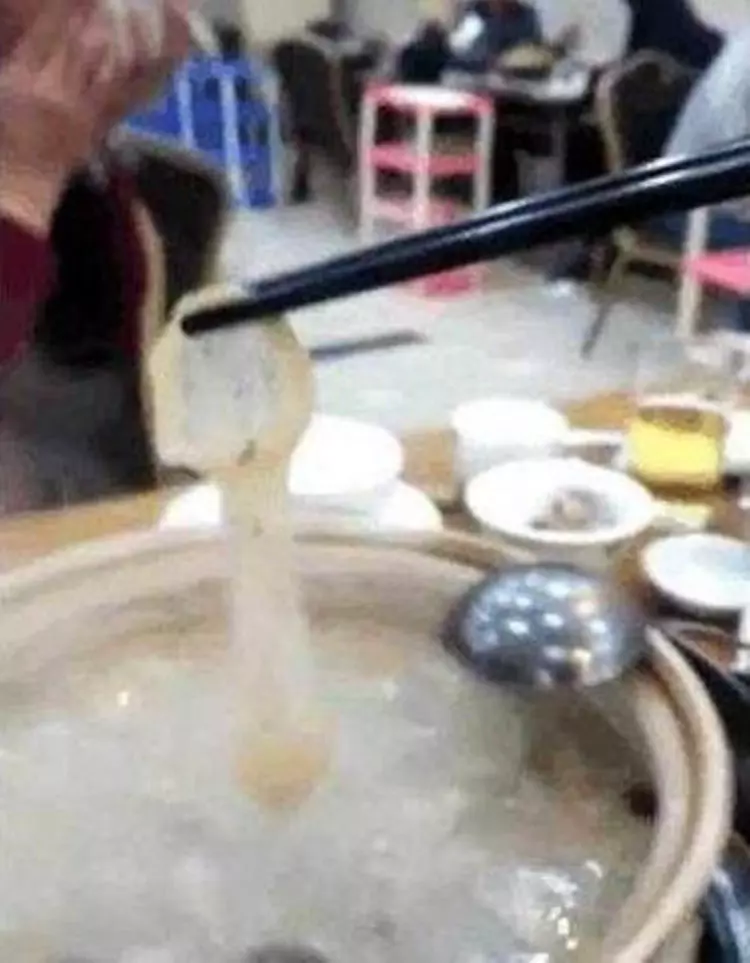 火鍋吃出保險套,男子要索賠,老闆看了火鍋後,男子倒賠5000元!