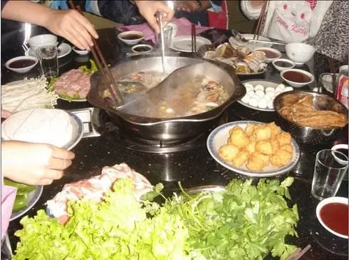 火鍋吃出保險套,男子要索賠,老闆看了火鍋後,男子倒賠5000元!