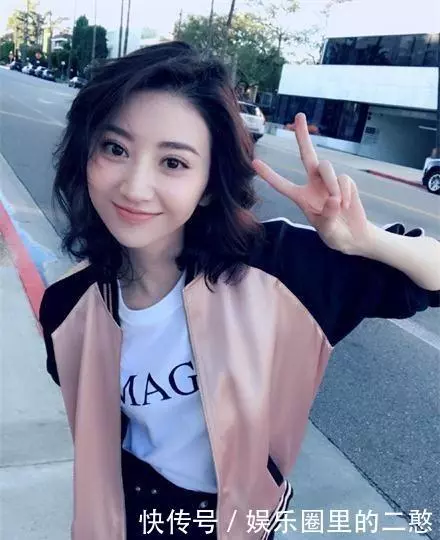 成龍不敢碰她, 甄子丹也摟不到腰, 卻被這個人直接抱著親上了!