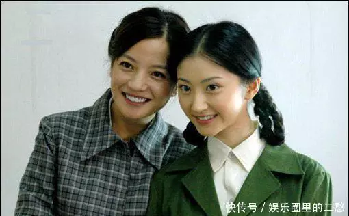 成龍不敢碰她, 甄子丹也摟不到腰, 卻被這個人直接抱著親上了!