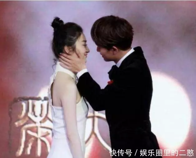 成龍不敢碰她, 甄子丹也摟不到腰, 卻被這個人直接抱著親上了!