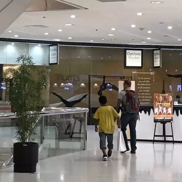 雪中送炭!街頭男孩「赤腳賣花」好心疼 遊客看了送他「人生第一雙鞋」讓全網感動淚流