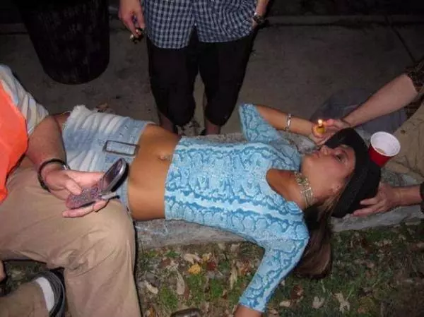 女人千萬不可以喝醉後果不堪設想這些妹子的下場是多麼悽慘再不看就要被刪除了 !