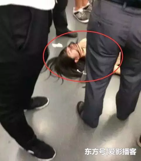 美女暈倒在地鐵上,醒來後快速逃離車廂,地上的東西讓人尷尬 !