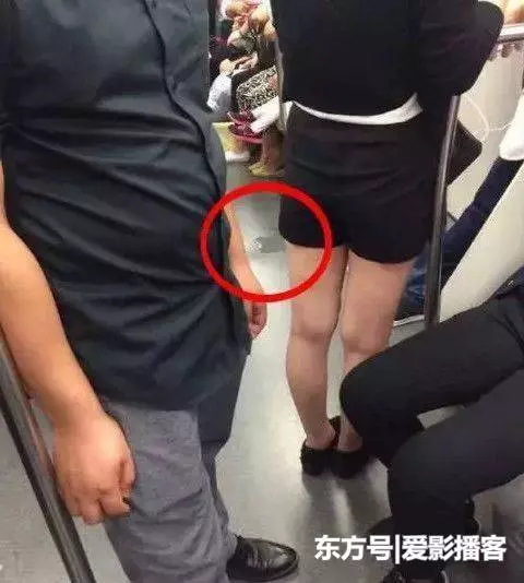 美女暈倒在地鐵上,醒來後快速逃離車廂,地上的東西讓人尷尬 !