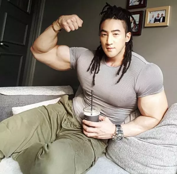 亞洲最壯男人天天這樣吃讓人看傻!他每天狂嗑1.5公斤的雞肉大餐!而他秘密的「特殊獎勵大餐」,內容物都跌破大家眼鏡!