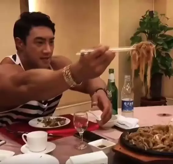 亞洲最壯男人天天這樣吃讓人看傻!他每天狂嗑1.5公斤的雞肉大餐!而他秘密的「特殊獎勵大餐」,內容物都跌破大家眼鏡!