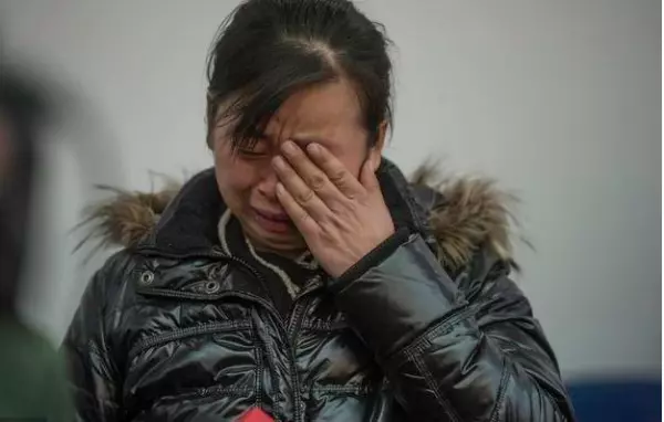 婆婆吃麵忘了帶錢,被老闆「怒打巴掌」婆婆哭著看著老闆身後...一轉身老闆當場癱軟倒地