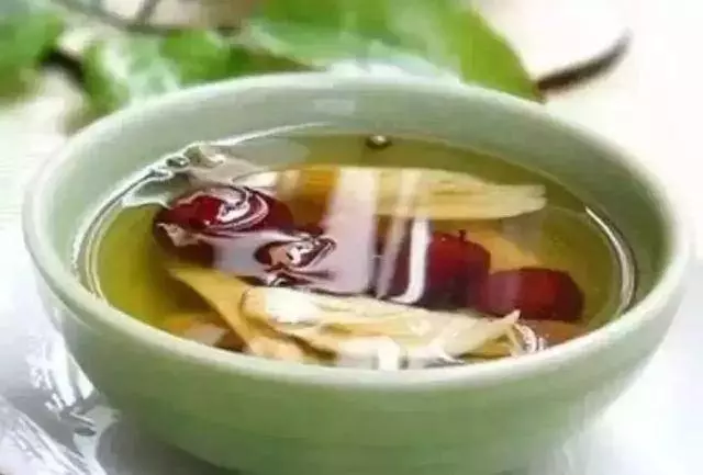 手腳乾裂的人,很可能是肝不好,這4種變化千萬注意,推薦一杯養肝茶,男女不一樣,收好它