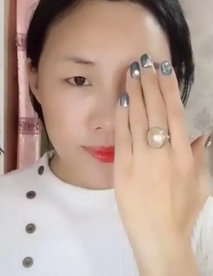 村姑靠超強仿妝「1人扮整個演藝圈」 繼半臉小S後再度出手「100%還原劉嘉玲」...本尊認證:比我更漂亮