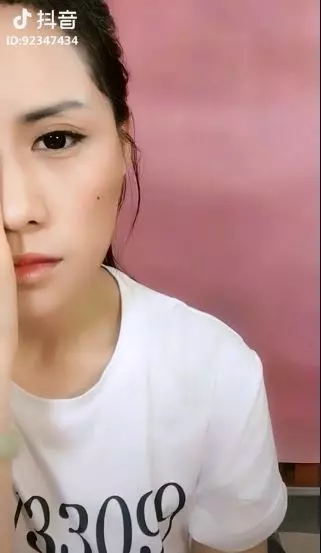 村姑靠超強仿妝「1人扮整個演藝圈」 繼半臉小S後再度出手「100%還原劉嘉玲」...本尊認證:比我更漂亮