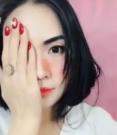 村姑靠超強仿妝「1人扮整個演藝圈」 繼半臉小S後再度出手「100%還原劉嘉玲」...本尊認證:比我更漂亮