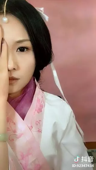 村姑靠超強仿妝「1人扮整個演藝圈」 繼半臉小S後再度出手「100%還原劉嘉玲」...本尊認證:比我更漂亮