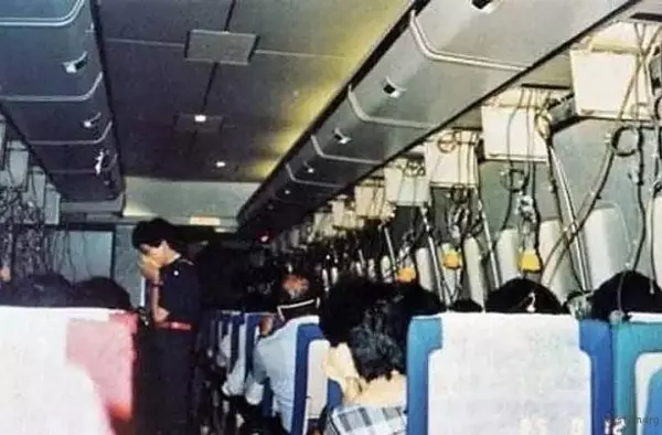 7張「臨終前恐怖一刻」照片!空難失事前「空姐絕望抱頭」,乘客全嚇傻呆若木雞...!