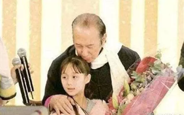 父親78歲才生下她,備受寵愛「18歲擁20億海外豪宅」,真正含金湯匙出生的最美千金!