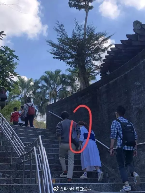 Selina甩開阿中「約會高帥男」!她被寵成小公主,「小11歲男方真實身分」曝光超傻眼!