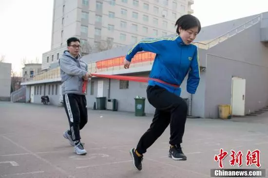 獨臂女孩從小被棄... 好心奶奶「拾荒養育25年」成田徑選手 她祈求上天「時間慢一點」眾人全淚目