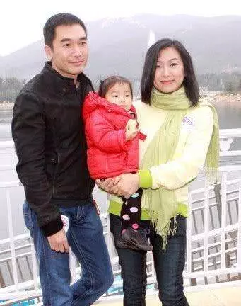 不老男神娶了最丑港姐,結婚十年零緋聞,10歲女兒顏值喜人