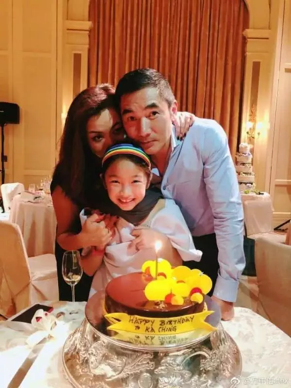 不老男神娶了最丑港姐,結婚十年零緋聞,10歲女兒顏值喜人