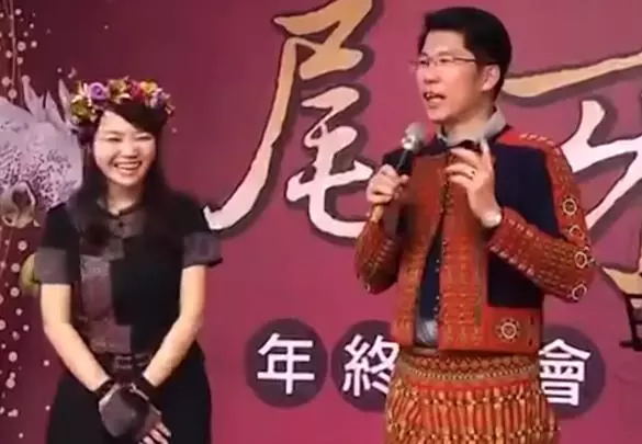 為公司奮鬥16年整,她參加尾牙「領三個月年終獎」笑開花,老闆突然開口「看妳右手邊」瞬間淚崩:福利太好了