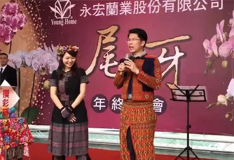 為公司奮鬥16年整,她參加尾牙「領三個月年終獎」笑開花,老闆突然開口「看妳右手邊」瞬間淚崩:福利太好了