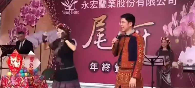 為公司奮鬥16年整,她參加尾牙「領三個月年終獎」笑開花,老闆突然開口「看妳右手邊」瞬間淚崩:福利太好了