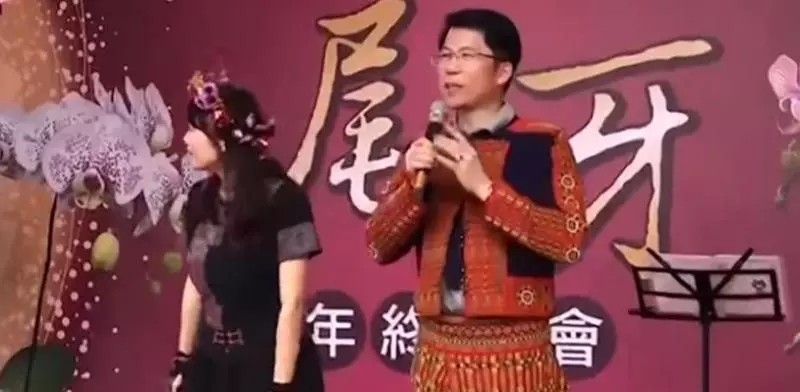 為公司奮鬥16年整,她參加尾牙「領三個月年終獎」笑開花,老闆突然開口「看妳右手邊」瞬間淚崩:福利太好了