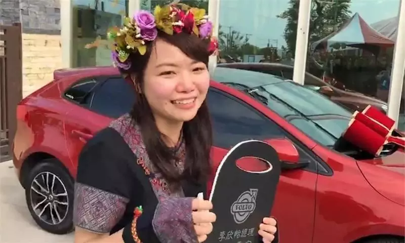 為公司奮鬥16年整,她參加尾牙「領三個月年終獎」笑開花,老闆突然開口「看妳右手邊」瞬間淚崩:福利太好了