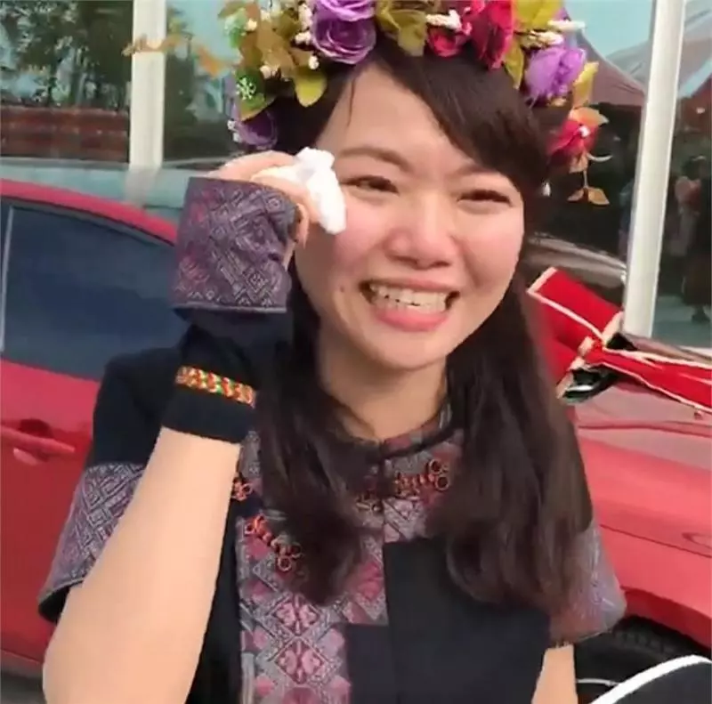 為公司奮鬥16年整,她參加尾牙「領三個月年終獎」笑開花,老闆突然開口「看妳右手邊」瞬間淚崩:福利太好了