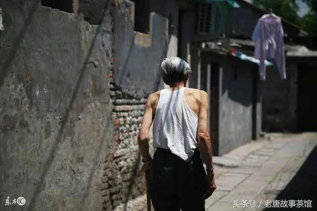 房子被拆老人出城投靠小兒子卻被趕,大兒子雖已不在世他仍找大媳婦,「媳婦的態度」讓他哭了