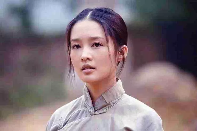 房子被拆老人出城投靠小兒子卻被趕,大兒子雖已不在世他仍找大媳婦,「媳婦的態度」讓他哭了