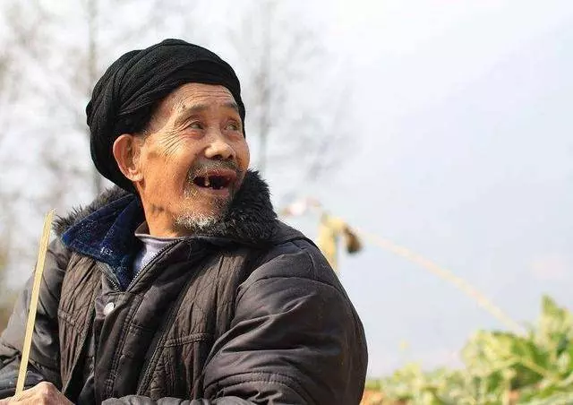 老漢拾荒養大孫子,高考後被孩子母親接走,隔天收到快遞老淚縱橫